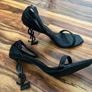 Meet your Posher, Hola B.